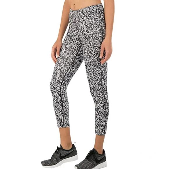 2/$30 Nike Pronto Essential Crop Leggings Black Mid Rise Dri-Fit Pocket Size M - Picture 1 of 9